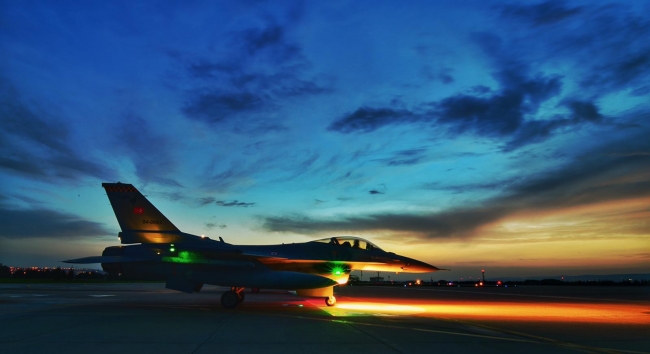 Savaş uçaklarının bakımından sorumlu personel, uçuşların sıkıntısız olmasında önemli görevler üstleniyor.